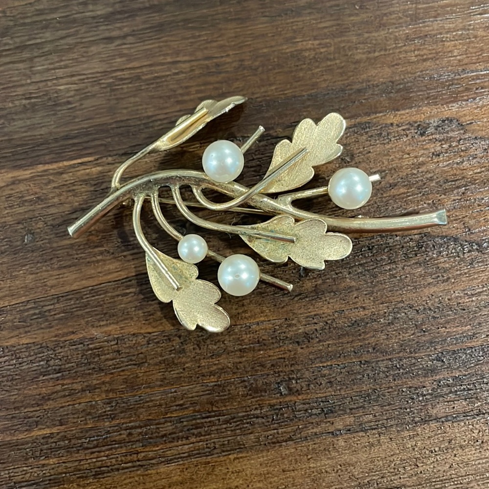 Richelieu brooch with pearl accents on gold leaves